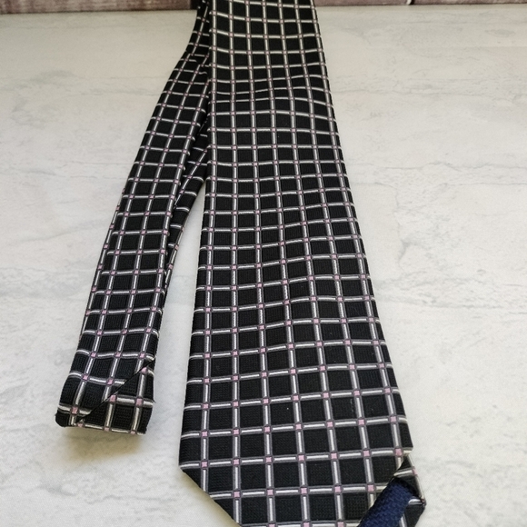 Daniel Cremieux Tie Mens Hand Made USA 100% Silk Geometric Black w/ Pink Long - Picture 3 of 10
